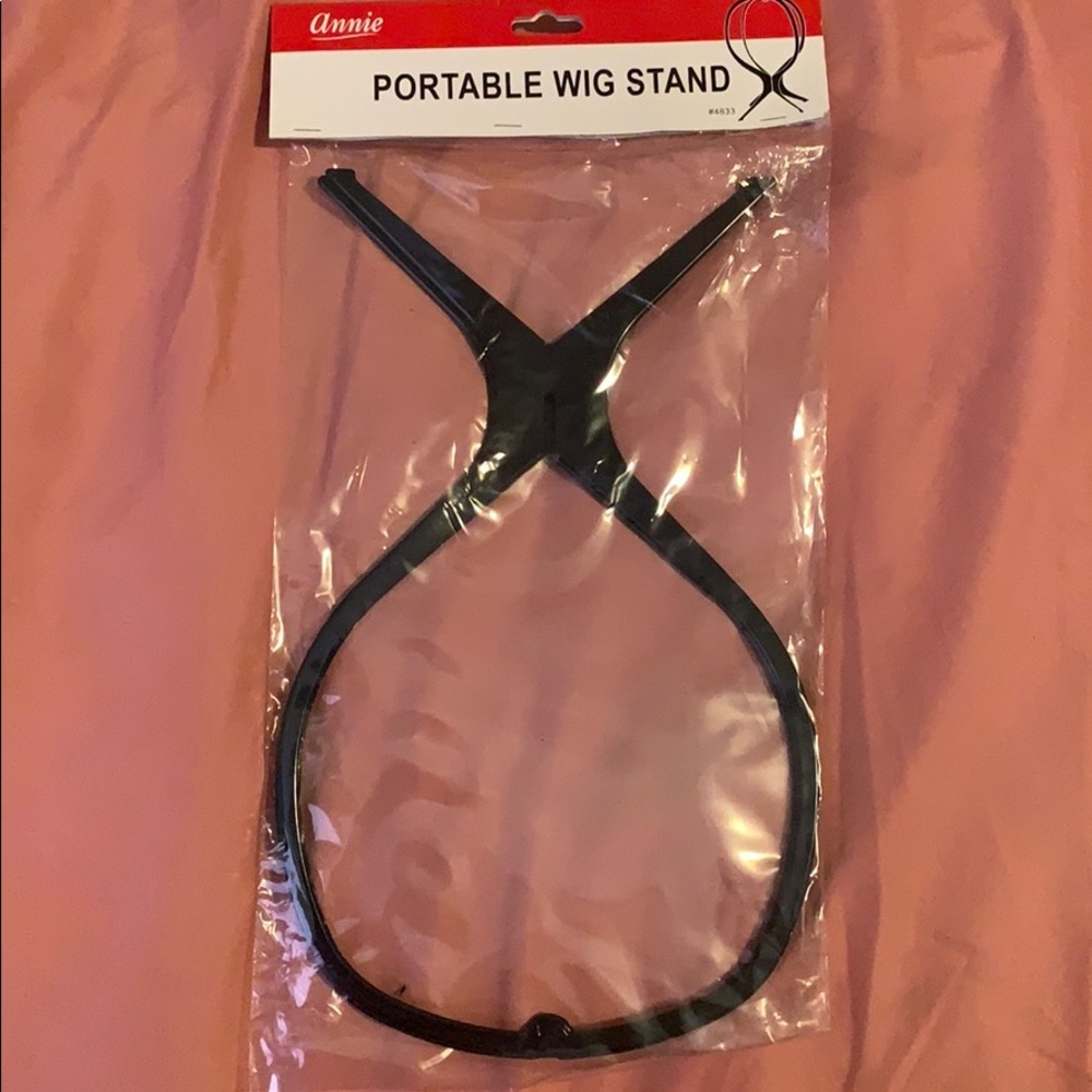 Annie:Wig stand